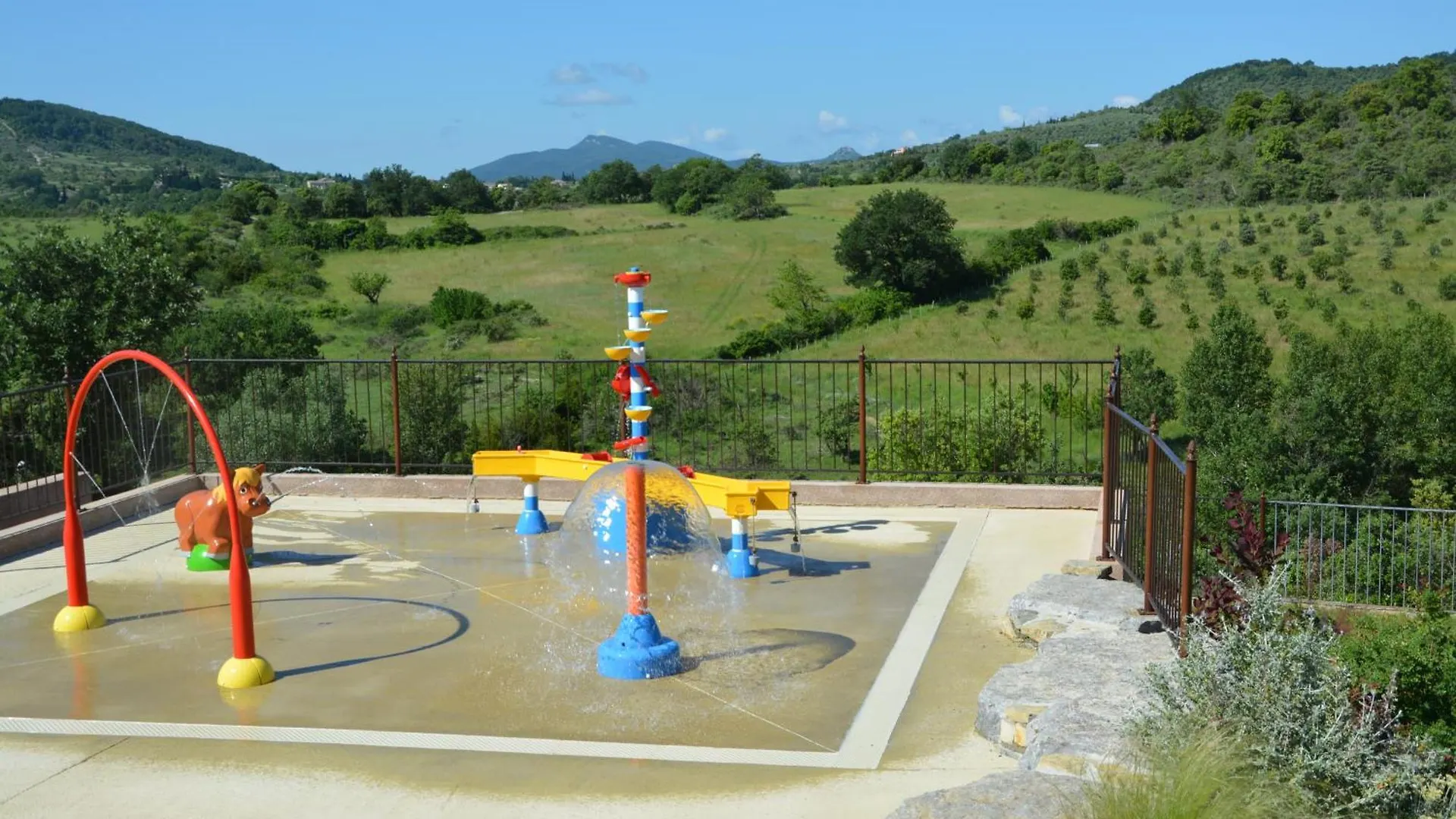 Domaine De Chadeyron Hotel Lagorce  France